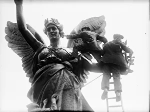 <b class=qtipBold><figcaption>Cleaning Boadicea</figcaption></b><br>May 1929: A couple of men cleaning Boadicea on the Quadriga statue at Hyde Park Corner, London. (Photo by Fox Photos/Getty Images) Cleaning Boadicea