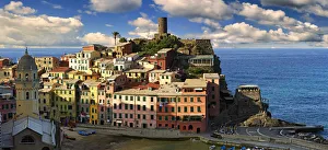 Colorful houses on the coast, UNESCO World Heritage Site, Vernazza, Cinque Terre, Liguria, Italy Colorful houses on the coast, UNESCO World Heritage Site, Vernazza, Cinque Terre, Liguria, Italy