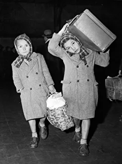 <b class=qtipBold><figcaption>Coming To America</figcaption></b><br>Two refugee children wear coats and carry all their worldly possessions as they arrive in America, New York, 1930s. (Photo by FPG/Getty Images)<br><em>© 2005 Getty Images</em> Coming To America