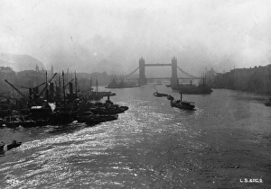 <b class=qtipBold><figcaption>Craft On Thames</figcaption></b><br>circa 1895: Craft on the Thames, with Tower Bridge in the background. (Photo by London Stereoscopic Company/Getty Images)<br><em>© This content is subject to copyright.</em> Craft On Thames