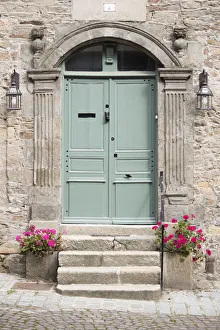 <b class=qtipBold><figcaption>Dinan, Brittany, France</figcaption></b><br>Doorway on a cobbled street in the town of Dinan in Brittany, France<br><em>© (C) David Clapp Photography Ltd - 2016</em> Dinan, Brittany, France