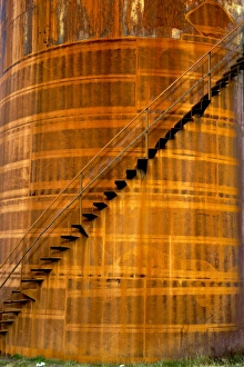 <b class=qtipBold><figcaption>Djupivogur Iceland</figcaption></b><br>Oil storage at Djupivogur, Sounthen part of Iceland.<br><em>© ©Feifei Cui-Paoluzzo</em> Djupivogur Iceland
