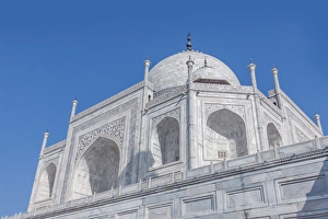 <b class=qtipBold><figcaption>Dome of the Taj Mahal</figcaption></b> Dome of the Taj Mahal