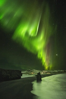 <b class=qtipBold><figcaption>Dyrholaey</figcaption></b><br>A beautiful aurora at Dyrholaey beach<br><em>© 2013 Carlos Fernandez</em> Dyrholaey