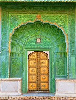 <b class=qtipBold><figcaption>Entrance to palace</figcaption></b><br>Green door entrance of city palace.<br><em>© Grant Faint</em> Entrance to palace