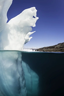 <b class=qtipBold><figcaption>Floating Berg</figcaption></b><br>Iceberg floating in Scoresbysund Fjord, eastern Greenland, Red Island can be seen in the background.<br><em>© 2016 Wildestanimal</em> Floating Berg