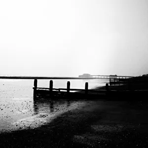 <b class=qtipBold><figcaption>Foggy Worthing Pier</figcaption></b><br>Foggy beach landscape.<br><em>© angelacollier2015</em> Foggy Worthing Pier