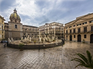 Fontana della Vergogna fountain in Piazza Pretoria by the Florentine Mannerist sculptor Fontana della Vergogna fountain in Piazza Pretoria by the Florentine Mannerist sculptor