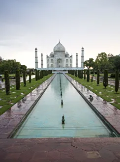 <b class=qtipBold><figcaption>Frontview of Taj Mahal with pool</figcaption></b><br>Frontview of Taj Mahal with pool.<br><em>© Andrew Geiger</em> Frontview of Taj Mahal with pool