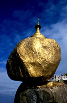 <b class=qtipBold><figcaption>Golden rock</figcaption></b><br>Golden rock against blue sky in Tchaitchio.<br><em>© ichauvelcopyright2012</em> Golden rock