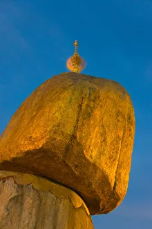 <b class=qtipBold><figcaption>Golden Rock at sunset</figcaption></b><br>Kyaiktiyo Pagoda (also known as Golden Rock) is a small pagoda built on top of a granite boulder covered with gold leaves pasted on by devotees. It is a well known Buddhist pilgrimage site in Myanmar.<br><em>© Keren Su</em> Golden Rock at sunset