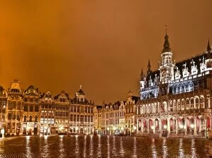 Grote Markt Gallery: Grand Place in Brussels lit up at night