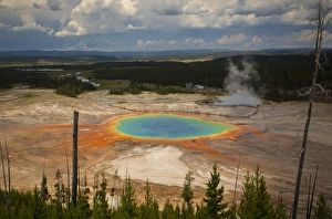 <b class=qtipBold><figcaption>Grand Prismatic Hot Spring</figcaption></b><br>A view above Grand Prismatic Hot Spring in Yellowstone National Park, Wyoming.<br><em>© 2014 Chase Dekker Wild-Life Images</em> Grand Prismatic Hot Spring