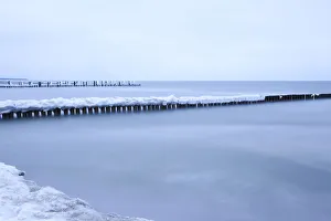 Groynes on the Baltic Sea in winter, Zingst, Fischland-Darss-Zingst, Mecklenburg-Western Pomerania, Germany Groynes on the Baltic Sea in winter, Zingst, Fischland-Darss-Zingst, Mecklenburg-Western Pomerania, Germany