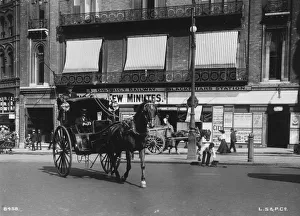 <b class=qtipBold><figcaption>Hansom Cab</figcaption></b><br>circa 1900: A gentleman travelling in a hansom cab outside Blackfriars Station. (Photo by London Stereoscopic Company/Getty Images) Hansom Cab