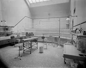 <b class=qtipBold><figcaption>Hospital Theatre</figcaption></b><br>circa 1900: The operating theatre at St Thomas' Hospital in London. (Photo by Reinhold Thiele/Thiele/Getty Images) Hospital Theatre