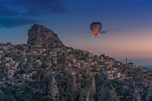 <b class=qtipBold><figcaption>Hot air balloon over Uchisar castle</figcaption></b> Hot air balloon over Uchisar castle