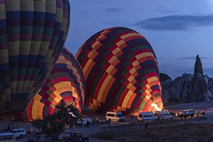 <b class=qtipBold><figcaption>Hot air balloons in cappadocia</figcaption></b><br><em>© NUTTHAVOOD PUNPENG</em> Hot air balloons in cappadocia