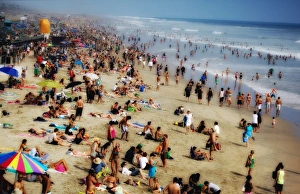 <b class=qtipBold><figcaption>Hot Summer Day at the Beach</figcaption></b><br>A large group of people on the beach.<br><em>© 2010-2011 Susan Gary</em> Hot Summer Day at the Beach