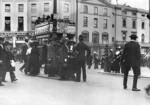 Pedestrians Cross the Road in Piccadilly, London Print