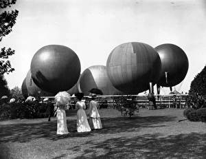 <b class=qtipBold><figcaption>Hurlingham Balloons</figcaption></b><br>Hot air balloons prepared for a race at Hurlingham sports ground, near London. (Photo by Topical Press Agency/Getty Images)<br><em>© This content is subject to copyright.</em> Hurlingham Balloons