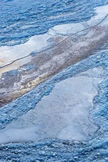 <b class=qtipBold><figcaption>Ice pattern</figcaption></b><br>View on Baikal lake ice from high point. Large hummocks looks small.<br><em>© Andrey Narchuk</em> Ice pattern