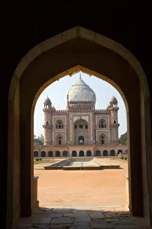 Images Dated 7th January 2007: India, Delhi, Safdarjung Tomb, view through arch