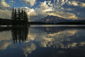 <b class=qtipBold><figcaption>Two Jack Lake Sunset</figcaption></b><br>A dramatic sunrise at Two Jack Lake in Banff National Park, Alberta.<br><em>© 2016 Chase Dekker Wild-Life Images</em> Two Jack Lake Sunset