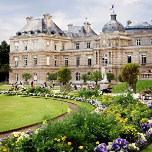 Images Dated 30th January 2010: Jardin du Luxembourg, Paris with blooming flowers in foreground