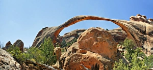 Landscape Arch, stone arch made of red sandstone formed by erosion, Arches-Nationalpark Landscape Arch, stone arch made of red sandstone formed by erosion, Arches-Nationalpark