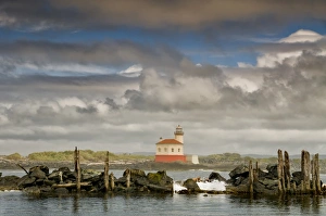 <b class=qtipBold><figcaption>lighthouse, nautical, river, pilings</figcaption></b><br>lighthouse, nautical, river, pilings, Russell Burden, 524663437<br><em>© Russ Burden</em> lighthouse, nautical, river, pilings