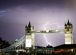<b class=qtipBold><figcaption>Lightning over Tower Bridge, London</figcaption></b><br>Lightning storm over the city of London with Tower Bridge in the foreground<br><em>© © 2008 Craig Allen</em> Lightning over Tower Bridge, London
