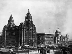 <b class=qtipBold><figcaption>Liver Buildings</figcaption></b><br>circa 1925: The Liver Buildings in Liverpool, Merseyside, near the city's dockside. (Photo by Hulton Archive/Getty Images) Liver Buildings