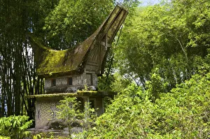 Lokomata burial site in the shape of a traditional Toraja house, near Ratepao, Sulawesi Lokomata burial site in the shape of a traditional Toraja house, near Ratepao, Sulawesi