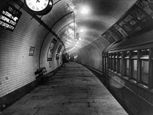 <b class=qtipBold><figcaption>London Underground</figcaption></b><br>30th July 1912: The platform of the Central London Railway extension at Liverpool Street Station. (Photo by Topical Press Agency/Getty Images) London Underground