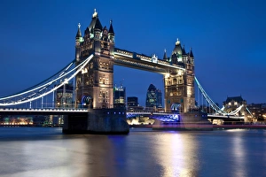 <b class=qtipBold><figcaption>Londons Tower Bridge at dusk</figcaption></b><br>Time exposure of Tower Bridge taken at dusk showing boat light trails. Londons Tower Bridge at dusk