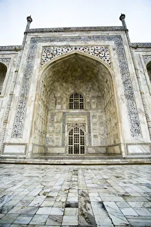 <b class=qtipBold><figcaption>Low angle POV of Taj Mahal</figcaption></b><br>Low angle POV of Taj Mahal.<br><em>© Andrew Geiger</em> Low angle POV of Taj Mahal