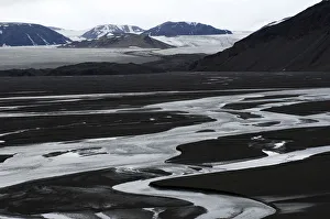 Meandering river in front of mountains and a glacial landscape, Faksevagen, Lomfjorden Meandering river in front of mountains and a glacial landscape, Faksevagen, Lomfjorden