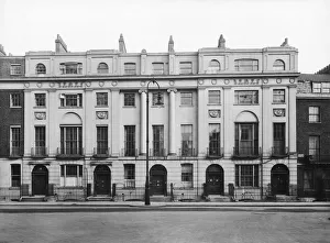 <b class=qtipBold><figcaption>Mecklenburgh Square</figcaption></b><br>Mecklenburgh Square in Camden, London, where it joins Doughty Street (on the right), circa 1925. (Photo by Herbert Felton/Hulton Archive/Getty Images)<br><em>© 2009 Getty Images</em> Mecklenburgh Square
