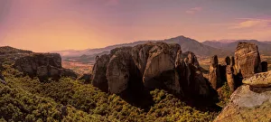 <b class=qtipBold><figcaption>Meteora Panorama</figcaption></b><br>A panoramic image of the beautiful scenery at Meteora in central Greece.<br><em>© Pauline Lewis</em> Meteora Panorama