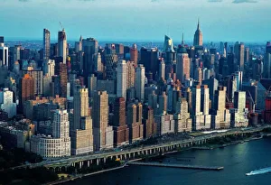 <b class=qtipBold><figcaption>Midtown Manhattan</figcaption></b><br>Aerial view of Midtown Manhattan with the Empire State building in view<br><em>© 2017</em> Midtown Manhattan