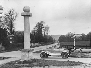 <b class=qtipBold><figcaption>Milestone</figcaption></b><br>1910: A car approches an old milestone at the road fork just before High Wycombe, on the main London to Oxford road. (Photo by Hulton Archive/Getty Images) Milestone