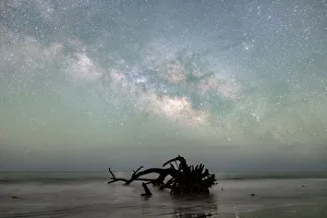 <b class=qtipBold><figcaption>Milky Way Island</figcaption></b><br>The Milky Way shot at Edisto Island, SC on with a partly cloudy sky.<br><em>© ROBERT LOE</em> Milky Way Island