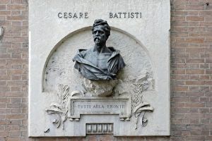 Monument to Cesare Battisti, politician, Piazza Indepenzia, Verona, Veneto, Italy Monument to Cesare Battisti, politician, Piazza Indepenzia, Verona, Veneto, Italy