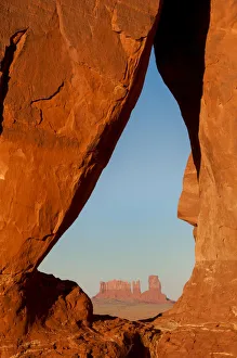 <b class=qtipBold><figcaption>Monument Valley Teardrop Arch</figcaption></b><br>Formations of Monument Valley through Teardrop Arch<br><em>© RussBurden</em> Monument Valley Teardrop Arch