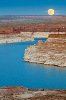 <b class=qtipBold><figcaption>moonrise over Lake Powell in Arizona</figcaption></b><br>Moonrise, Lake Powell, Arizona, Russell Burden, 686521695<br><em>© Russ Burden</em> moonrise over Lake Powell in Arizona