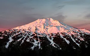 Mt Bachelor mountain peak at sunrise, Deschutes National Forest, Oregon, USA Mt Bachelor mountain peak at sunrise, Deschutes National Forest, Oregon, USA