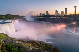 <b class=qtipBold><figcaption>Niagara Falls at night</figcaption></b><br>Niagara Falls shot from USA side looking to Canadian Side<br><em>© Krit Jantana</em> Niagara Falls at night