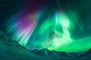 <b class=qtipBold><figcaption>Northern Lights in Alaska</figcaption></b><br>Stong geomagnetic Aurora Borealis (Northern Lights) above Alaskan mountains, Atigun Pass - Dalton highway (North of Fairbanks), Alaska, USA.<br><em>© 2015 Noppawat Charoensinphon</em> Northern Lights in Alaska