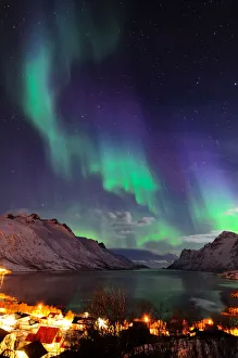 <b class=qtipBold><figcaption>Northern Lights in Ersfjordbotn</figcaption></b><br>Aurora Borealis inErsfjordbotnfull moon makes landscape and sky brighter.<br><em>© copyright 2012 johnhemphoto</em> Northern Lights in Ersfjordbotn